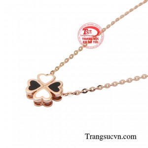 Nhưng điều quan trọng hơn hết là khi diện món trang sức này bạn sẽ như được tiếp thêm sự tự tin, lôi cuốn