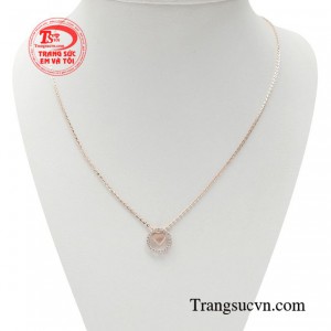 Dây chuyền vàng hồng thời thượng được làm từ chất liệu vàng 10k cao cấp.