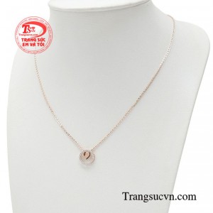 Khi bạn diện chiếc dây chuyền này, thì bạn chắc chắn là người có cái nhìn tinh ý và sự hiểu biết về thời trang