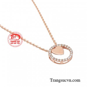 Qua món trang sức mà người đối diện có thể biết được tính cách cũng như gu thẩm mỹ của người sở hữu món đồ.