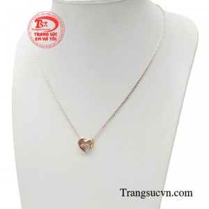Được làm từ chất liệu vàng hồng 10k cùng thiết kế trái tim đính kết đá Cz lấp lánh mang đến sự hài hòa và bắt mắt cho sản phẩm. 
