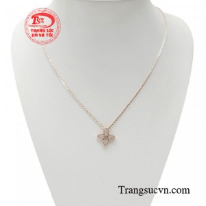 Dây chuyền vàng hồng tinh tế mang tới một dáng vẻ thanh lịch đầy thu hút cho các quý cô. 