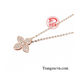 Hãy mạnh dạn và thử sức với chiếc dây chuyền này để tôn lên vẻ đẹp của bản thân và tự tin hơn trong mọi hoàn cảnh. 