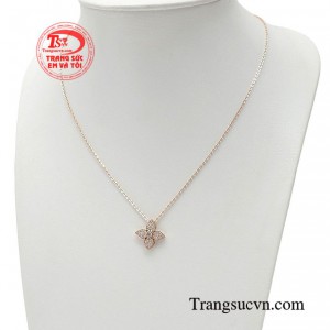 Với chiếc dây chuyền này, bạn không chỉ sở hữu một món trang sức đẹp mắt mà còn tạo nên sự khác biệt, mới mẻ trong phong cách của mình. 