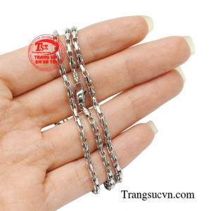 Chất liệu vàng trắng cao cấp được sử dụng trong chế tác mang đến cho đấng mày râu một thiết kế dây chuyền thời thượng