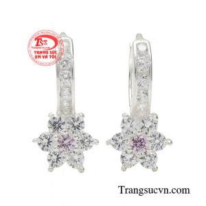 Hoa tai bạc thu hút hội tụ vẻ đẹp tân thời vô cùng quyến rũ.