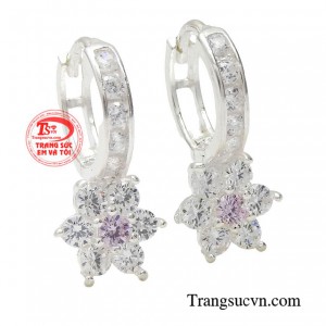 Đôi bông tai là một trong những phụ kiện trang sức không thể thiếu của mọi cô gái