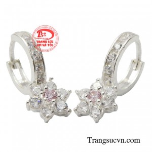 Sản phẩm sử dụng chất liệu bạc 925 được chau chuốt tinh tế cùng đá Cz tăng độ lấp lánh