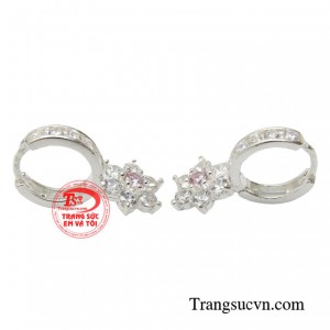 Mẫu trang sức này có vẻ đẹp đơn giản, nhẹ nhàng có thể dễ dàng ứng dụng trong nhiều trường hợp khác nhau.