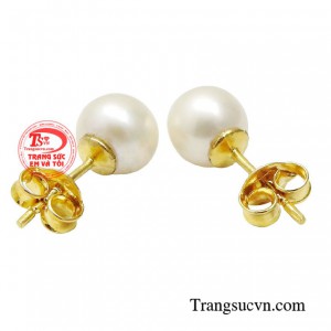 Hoa tai ngọc trai toát ra khí chất trong từng đường nét, sẽ là lựa chọn hoàn hảo dành cho các cô nàng công sở thanh lịch. 