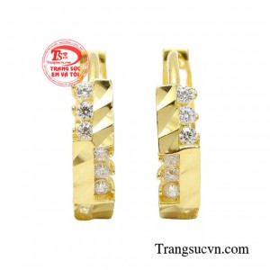 Hoa tai nữ tính trẻ trung là nốt thanh âm đồng điệu với phong cách, cá tính và tâm hồn của phái đẹp. 