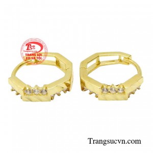 Bạn hãy thử lựa chọn đôi bông tai nữ tính để tạo cho mình một diện mạo thanh lịch và trẻ trung.