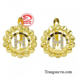 Hoa tai quý cô phong cách giúp tô điểm nhan sắc, bừng sáng gương mặt. 