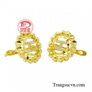 Đôi bông tai là món phụ kiện nhỏ xinh nhưng không kém phần quan trọng giúp nàng thể hiện cá tính, phong cách của mình. 