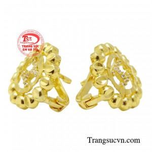 Đó là lý do vì sao các nàng tự thưởng cho bản thân một đôi bông tai đẳng cấp sau bao cố gắng, đó cũng là cách để yêu chính bản thân mình. 