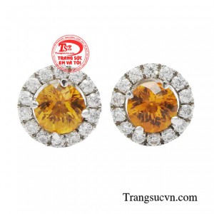 Hoa tai thạch anh kiêu sa tôn vinh vẻ đẹp cho các quý cô sành điệu. 