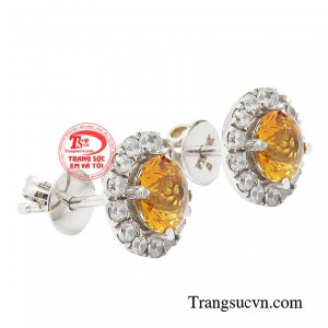 Sản phẩm sử dụng chất liệu vàng 10k cùng đá Citrine thượng hạng cùng đôi bàn tay khéo léo của người thợ chế tác kim hoàn. 