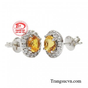 Đôi hoa tai hướng tới phong cách đơn giản nhưng vẫn toát lên sự nữ quyền đầy cá tính.