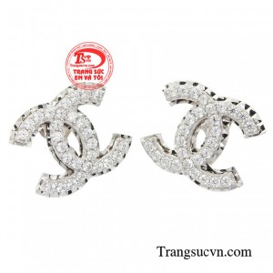 Từ nhẹ nhàng đến kiêu sa, hoa tai vàng trắng được nhiều người lựa chọn bởi ánh sắc thanh lịch trường tồn và không bao giờ lỗi mốt.