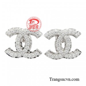 Hoa tai thời thượng sắc sảo khai thác vẻ đẹp tinh khôi của chất liệu vàng trắng 18k và đá Cubic Zirconia mang đến sự mềm mại đầy nữ tính.