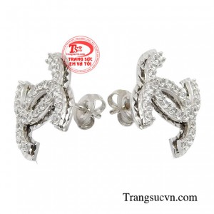 Khi tự tin mang một thiết kế trang sức hoàn mỹ là bạn đang gửi đi thông điệp rõ ràng về cá tính của mình: quyến rũ, kiêu kỳ và độc lập.