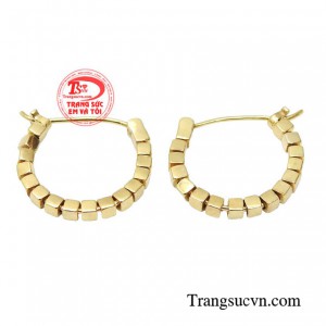 Đôi bông tai được chế tác kì công bằng các đường nét tinh xảo, tái hiện trọn vẹn vẻ đẹp choáng ngợp cùng cảm hứng bất tận vào trong từng chi tiết. 