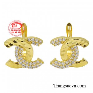 Hoa tai thời trang duyên dáng là một phần không thể thiếu trong phong cách thời trang của phái đẹp. 