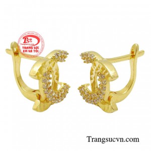 Hoa tai thời trang duyên dáng có thể được kết hợp với nhiều trang phục khác nhau như váy, áo sơ mi, áo khoác, hay áo dài truyền thống