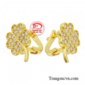 Đôi hoa tai cũng chính là món phụ kiện giúp chị em thu hút hơn.