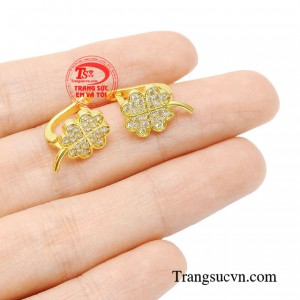 Bởi thế hoa tai vàng may mắn được coi là món quà ý nghĩa, thể hiện được tình yêu chân thành dành tặng người thân yêu.