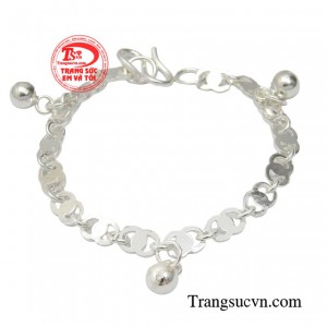 Lắc bạc may mắn cho bé là món quà đi cùng con lớn khôn lên từng ngày. 