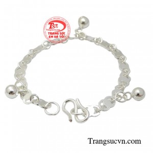 Chiếc lắc bạc như sự kết nối, đồng điệu của bé và mẹ. 