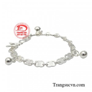 Chiếc lắc bạc có thiết kế dễ thương phù hợp cho cả bé trai và bé gái. 