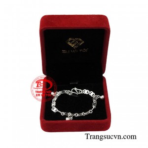 Chiếc lắc bạc còn giúp bé có một sức đề kháng cao vượt qua mọi tác động xấu từ môi trường.