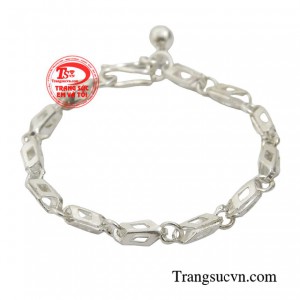 Lắc tay bạc trẻ em sáng tạo là món quà lưu giữ hành trình lớn khôn. 