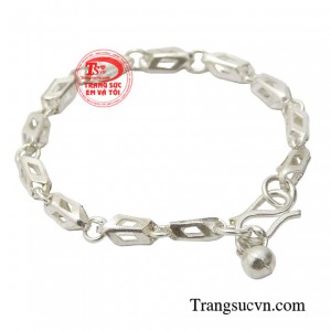 Chiếc lắc tay với chốt khóa an toàn bo tròn các góc cạnh, giúp bé yêu thoải mái vận động suốt cả ngày.