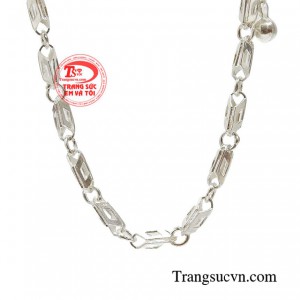 Cùng với đó là chất liệu bạc mang yếu tố phong thủy, tốt cho sức khỏe của bé. 