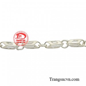 Như một kỷ vật, chiếc lắc bạc sẽ giúp mẹ lưu lại một cột mốc đáng nhớ trong hành trình lớn khôn của con. 