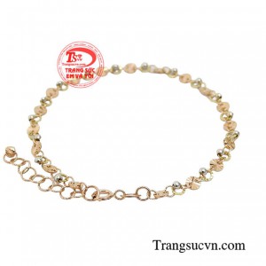 Sản phẩm tạo nên thần thái và khí chất sang trọng qua đường nét thiết kế chỉn chu và được chế tác từ vàng 18k cao cấp.
