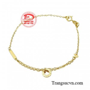 Lắc tay thời trang nữ tính tôn lên những đường nét thanh thoát cho người phụ nữ. 