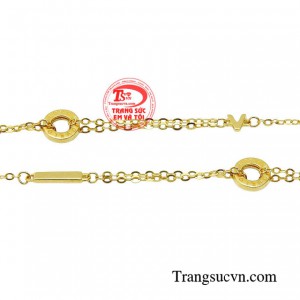 Sản phẩm được thiết kế theo phong cách nhẹ nhàng, đằm thắm nhưng cũng toát lên phong thái tự tin, chuyên nghiệp cho người phụ nữ.