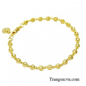 Chiếc lắc tay được chế tác trên nền chất liệu vàng màu 10k thời thượng