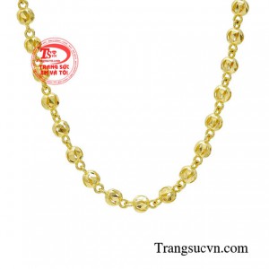 Dễ dàng ghi dấu ấn cho người đối diện bằng vẻ đẹp thanh lịch, gần gũi. 