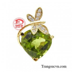 Mặt dây chuyễn nữ peridot ấn tượng với thiết kế mới lạ dựa trên ý tưởng từ loài hồ điệp. 