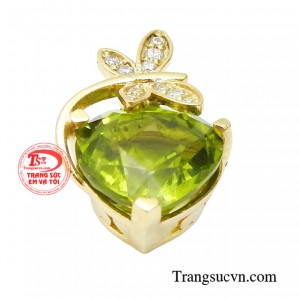 Chiếc mặt dây sử dụng đá peridot được gọt dũa tinh xảo làm điểm nhấn chính.
