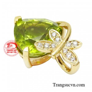 Không chỉ gây ấn tượng bởi sắc xanh mê hoặc của peridot, chiếc mặt dây còn tôn lên cá tính riêng của mỗi chị em.