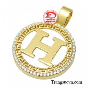 Chiếc dây chuyền sử dụng chất liệu vàng 18k kết hợp đá cz