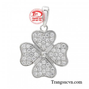 Mặt dây chuyền vàng trắng may mắn mang lại vẻ ngoài tươi mới. 