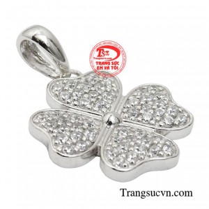 Chiếc mặt dây vẫn là yếu tố then chốt định hình phong cách, giúp bạn hoàn hảo hơn trong mắt người đối diện. 