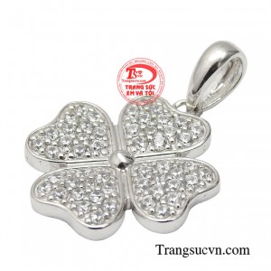 Mỗi khi diện trang sức, các chị em cảm thấy tự tin và suy nghĩ tích cực hơn về bản thân.